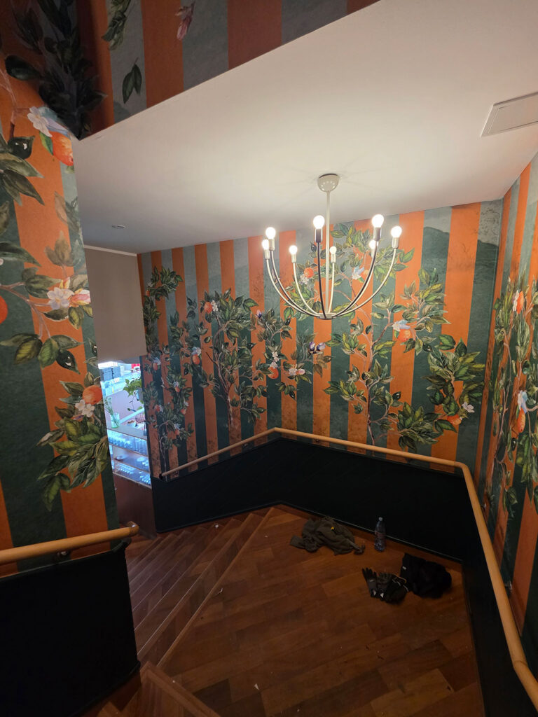 Disainitapeet ja roheline seinavärv restoranis – PintsliPai