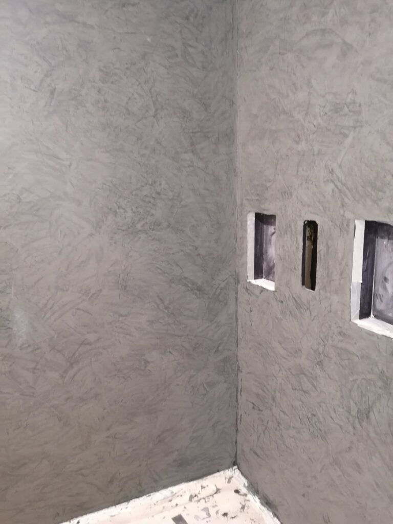 Hall dekoratiivkrohviga sein nišidega – PintsliPai efektvärvimine
