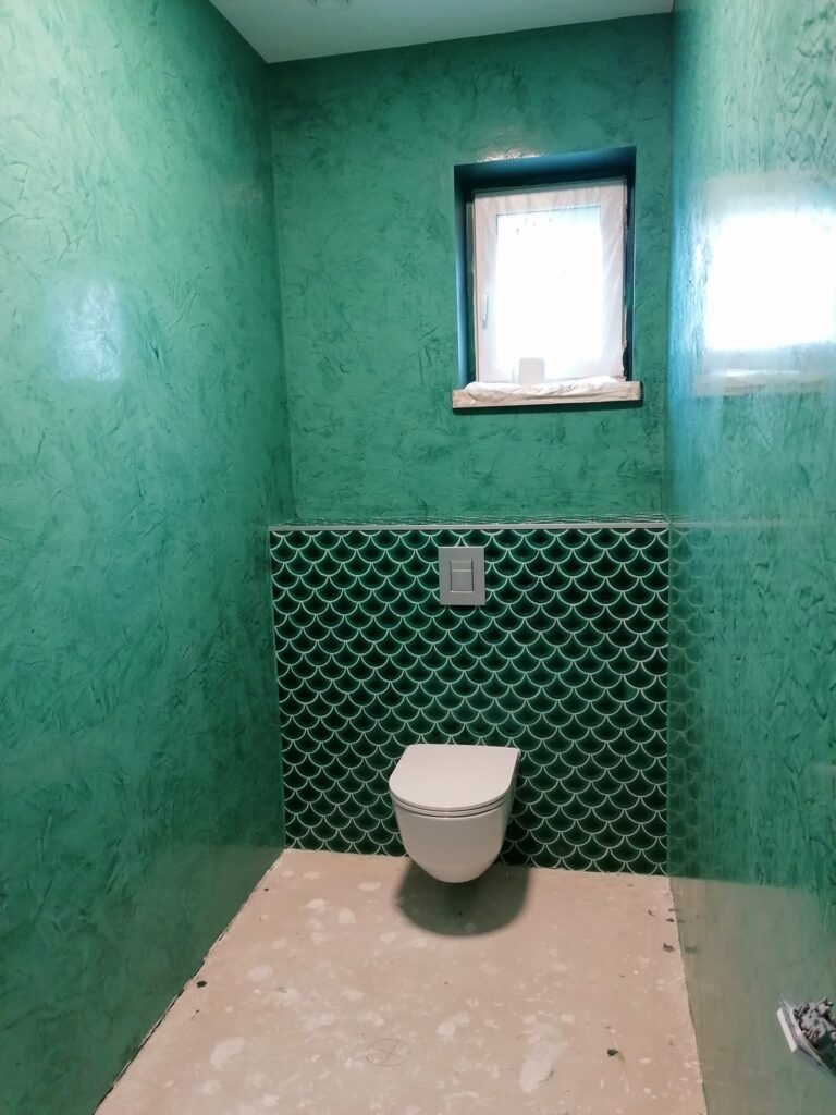 Roheline kõrgläikega marmoriefektiga WC sein Raplas, Alpina Marmor Effekt – PintsliPai efektvärvimine